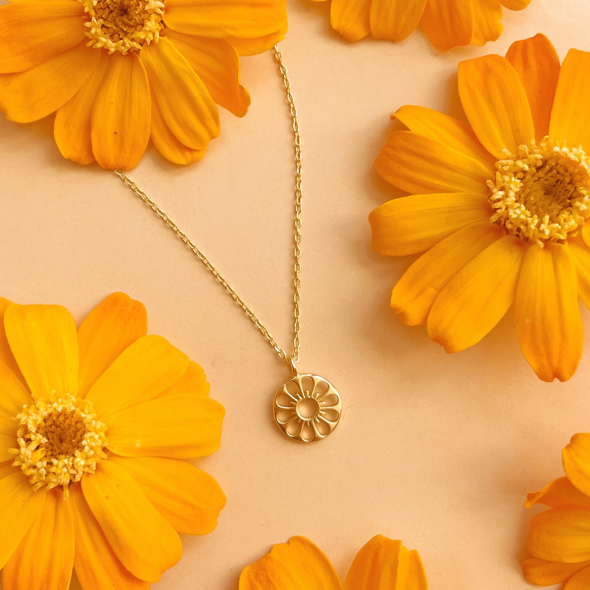 Glowies Glow Jewelry Art & Decor - Sunflower Daisy Glow in the dark Flower  Necklace