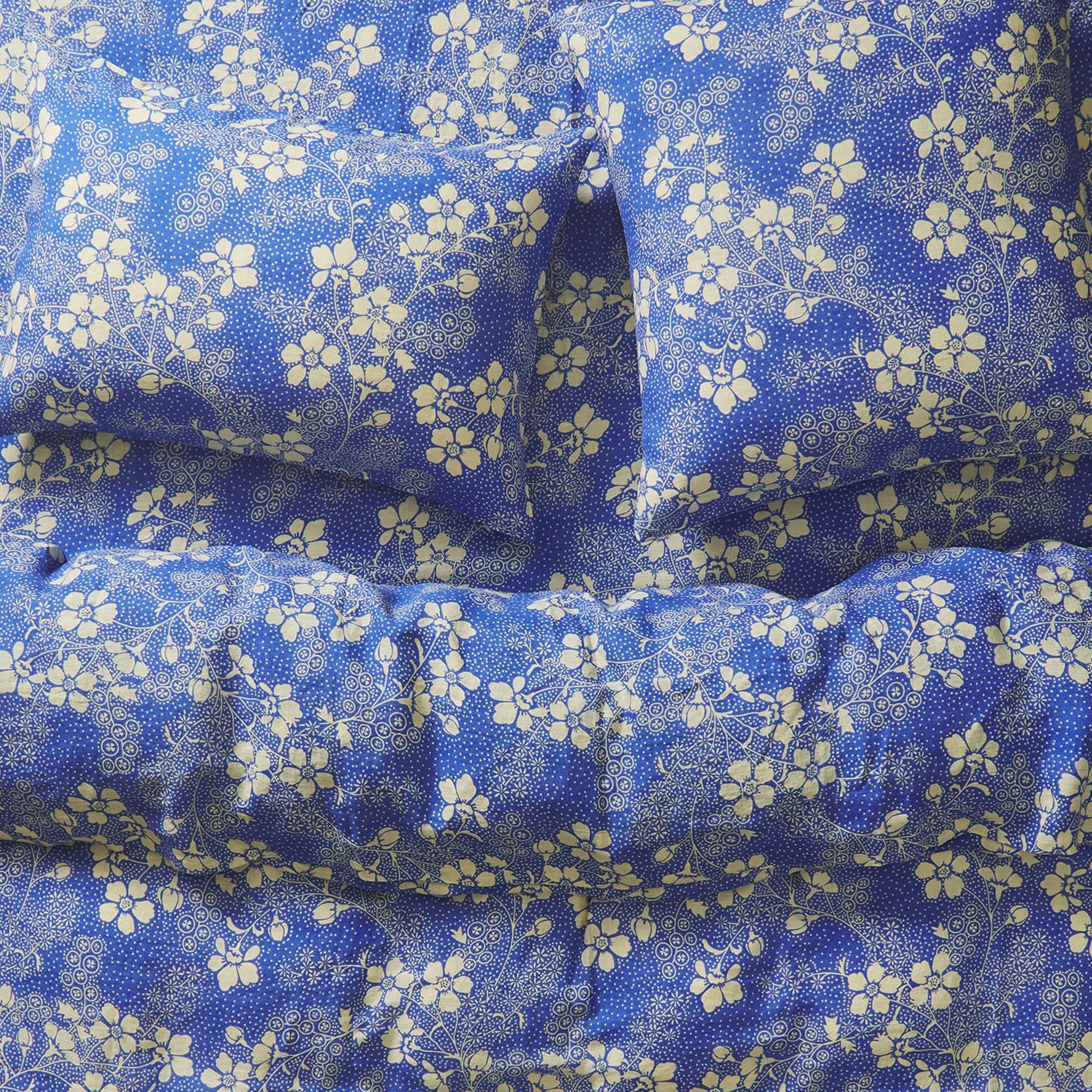 A blue and white floral print duvet / quilt cover. 