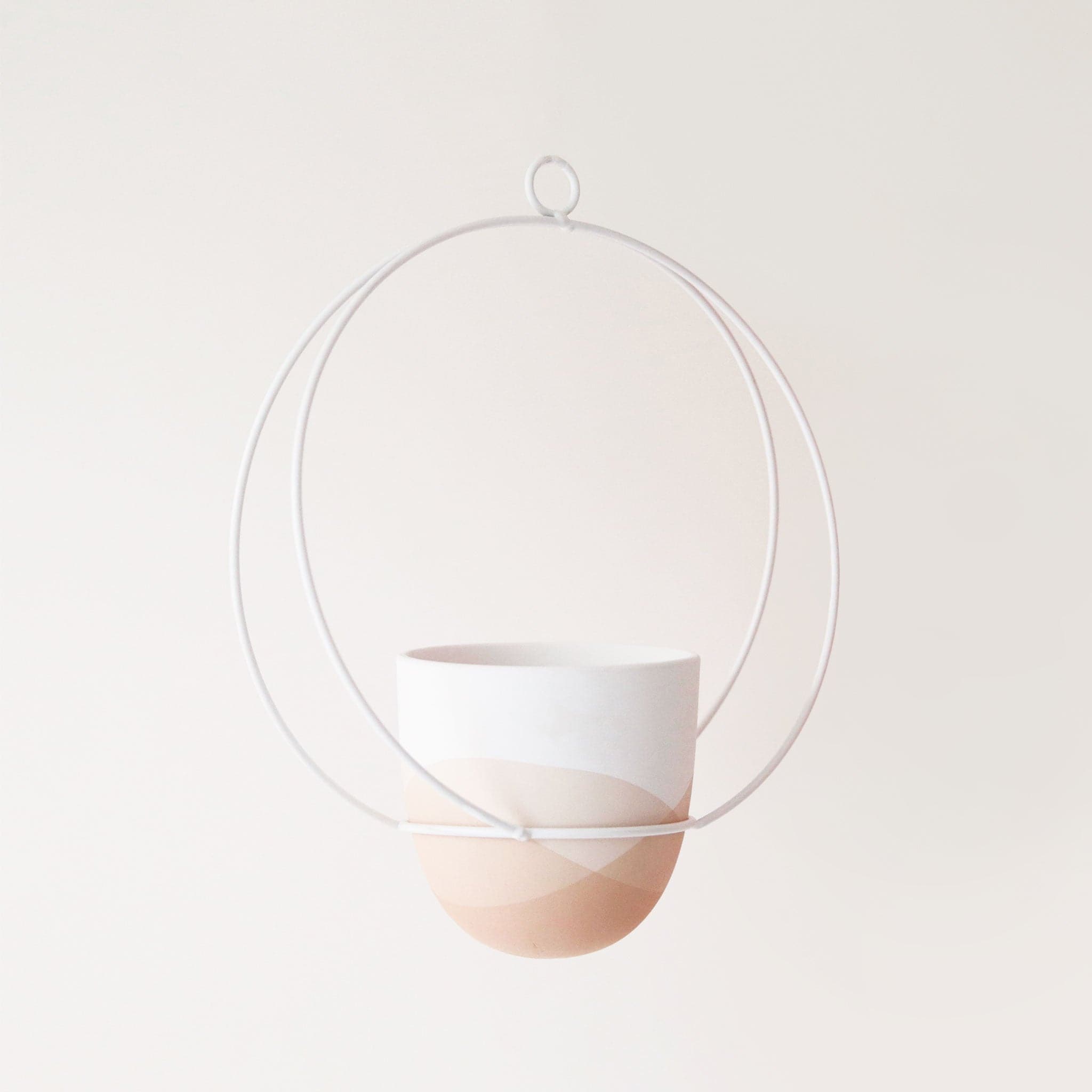 The simple silhouette of the Cloud Hanging Planter combines a stylish ombre finished pot with a white metal hanger to make a stunning backdrop for all your hanging plants.